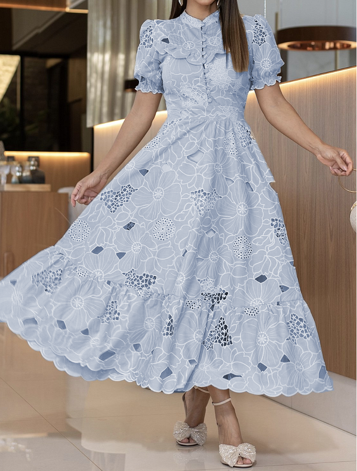 Elegancka sukienka z wydrążonym wzorem kwiatowym