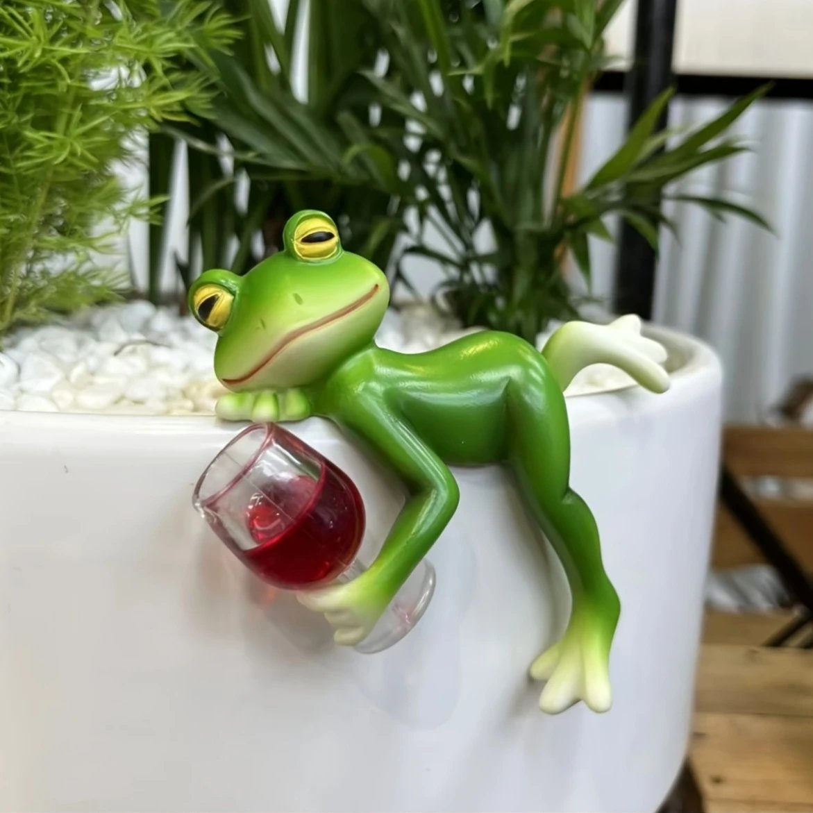 🔥 GORĄCA WYPRZEDAŻ 🐸🍷 Wisząca ozdoba do doniczki – Żaba