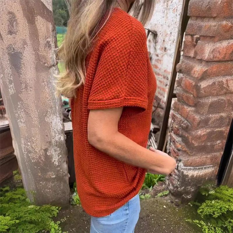 Stylowy damski top z krótkim rękawem i spiczastym dekoltem