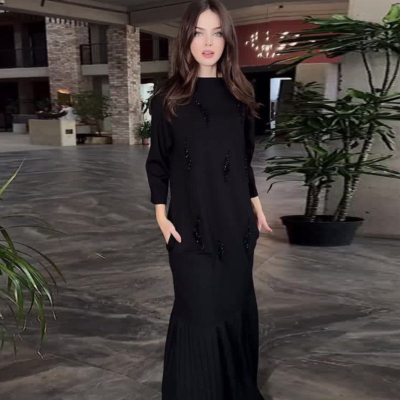 Elegancka sukienka z okrągłym dekoltem i cekinami