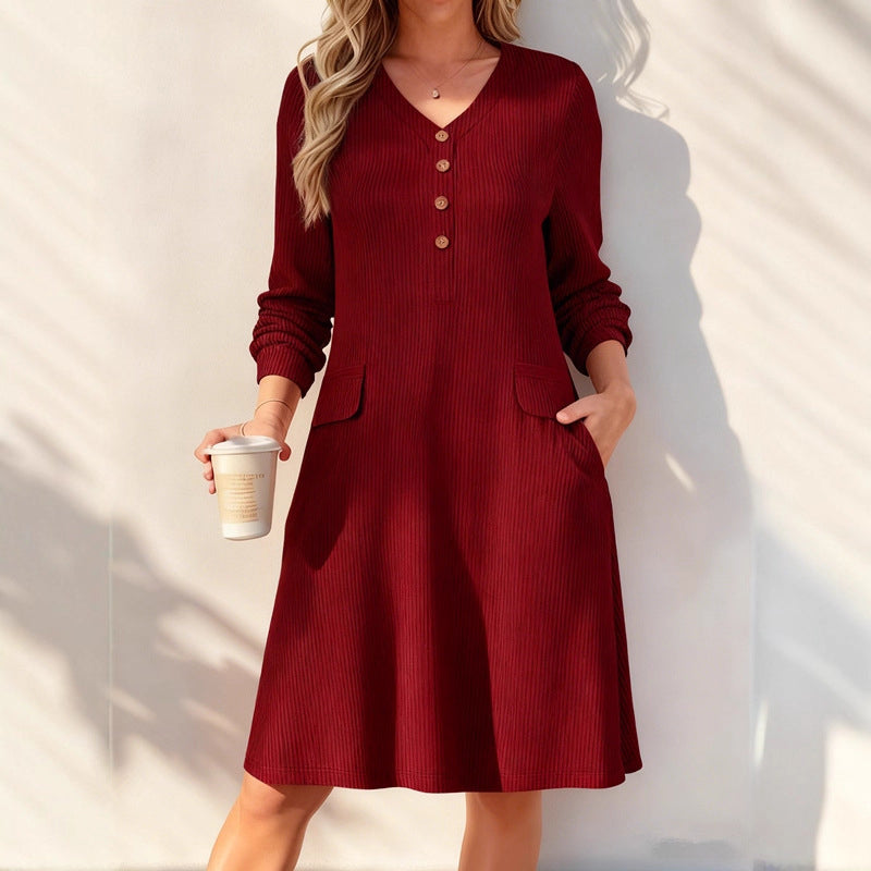 👗 Sukienka dzianinowa w pionowe paski i dekolt w serek dla kobiet