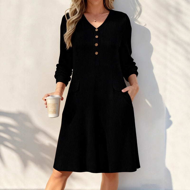 👗 Sukienka dzianinowa w pionowe paski i dekolt w serek dla kobiet